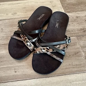 Sandalia para mujer Vionic Rhodes Slide color negro tostado con correa con estampado animal talla 8 - Imagen 1 de 8
