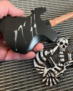 ECHT HANDSIGNIERT - George Lynch Skull & Bones J.FROG Mini Gitarre Nachbau - Bild 1 von 4