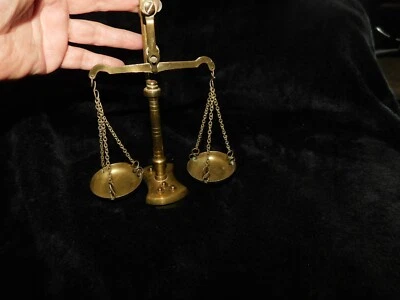 VINTAGE SMALL BRASS SCALES BOWLS COUNTER BALANCE CENTRE PILLAR & 5 MINI WEIGHTS - Image 1 of 4
