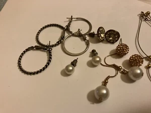 VINTAGE Estate lote de pendientes perforados, perlas de imitación, aro - Imagen 1 de 3