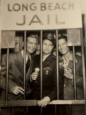 ¡HERMOSO CARIÑOSO Hombres COMEN HELADO en LONG BEACH ARCADE CARCEL! Foto GAY INT Foto 1 de 3