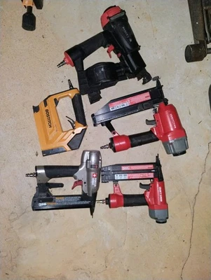 Lote de 5 Clavadoras Neumáticas Combo Set con Manguera de Aire y Clavos Foto 1 de 4