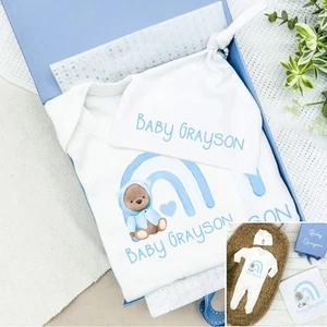 Personalisierter blauer Regenbogenbär Korb Kleidung Geschenkset - Bild 1 von 3