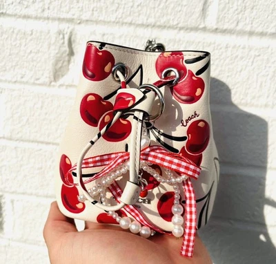 Новый без ЯРЛЫКОВ тренер мини ведро кожаная сумка с ремнем, вишневый принт, белый/красный - Изображение 1 из 3