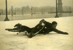 Frankreich Paris Winter Eis Straße Radfahrer fallen Fahrrad altes Foto 1935 - Bild 1 von 3