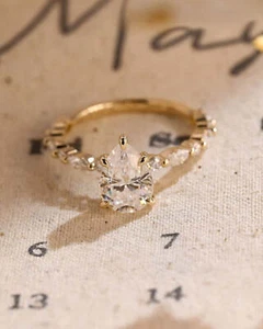 1.0 CT VS1 Pear Lab Grown Diamond Dainty Setting 18k Yellow Gold Engagement Ring - Foto 1 di 11