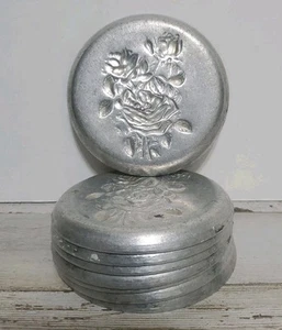 Posavasos de aluminio martillado forjado a mano Everlast de colección rosa floral conjunto de 8 - Imagen 1 de 6