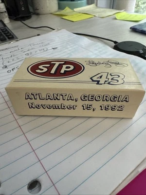 Richard Petty STP Atlanta Georgia 1992 coche escala 1:64 con caja Foto 1 de 2