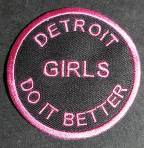 Parche rosa bordado Detroit Girls Do It Better aprox 3" - Imagen 1 de 2
