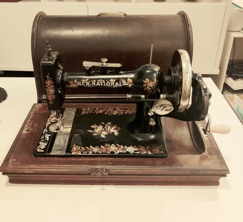 ANTIQUE NEW NATIONAL HAND CRANK SEWING MACHINE WITH its ORIGINAL CARRYING CASE Cover