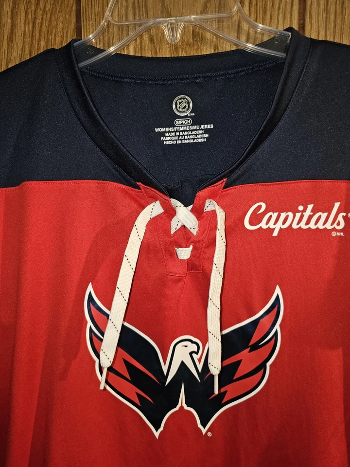 Camiseta deportiva de manga corta con logotipo gráfico rojo pequeño de Washington Capitals para mujer NHL Foto 1 de 4