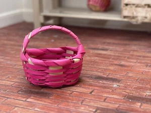 Dollhouse 1:12 scale pink woven pink Easter basket - Picture 1 of 4