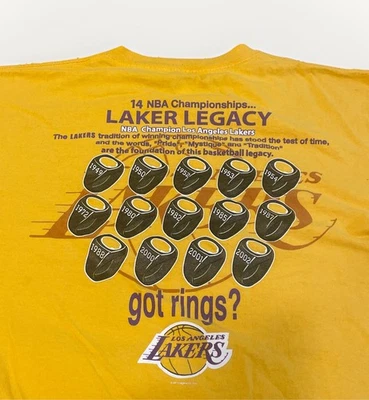 CAMISA VINTAGE LOS ANGELES LAKERS LEGACY 1949-2002 TEM ANÉIS? | MAJESTIC TAMANHO L - Imagem 1 de 3