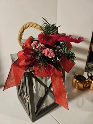 Lanterna cinza de madeira e metal com fita vermelha e pássaro.  Vela operada por bateria. - Imagem 1 de 3