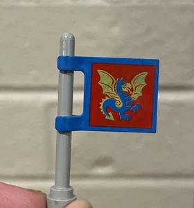 Lego 2335px9 Flagge 2x2 quadratisch blau mit gelb/blauem Drachen auf rotem Hintergrund - Bild 1 von 4