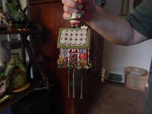 VINTAGE PLASTIC SANTA ON ROOF OF GINGERBREAD HOUSE CHIMES, METAL CHIMES 1974 - Picture 1 of 22