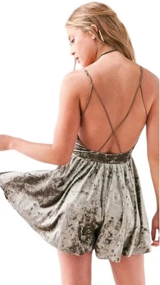 Sexy Mini Vestido Mameluco Para Mujer Pequeño Terciopelo con Tirantes Kimchi Azul Venessa Foto 1 de 4