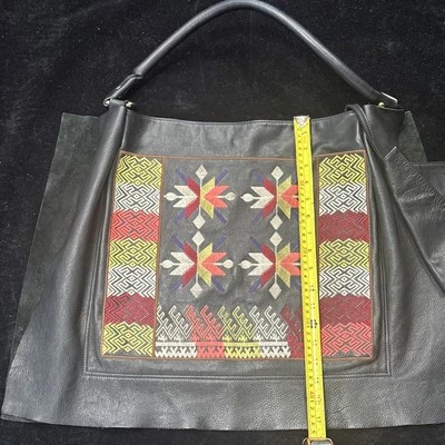 Bolso de Mano Cynthia Vincent Grande de Cuero Negro con Bordado 15 X 15 (Zip Off Track) Foto 1 de 4