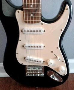 Black FENDER Squier MINI Stratocaster, 3/4 Size Electric Guitar - Picture 1 of 12