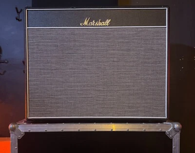 Marshall 1962 "Bluesbreaker" Reissue 30-Watt 2x12" Guitar Combo + Flight Case - Image 1 of 4