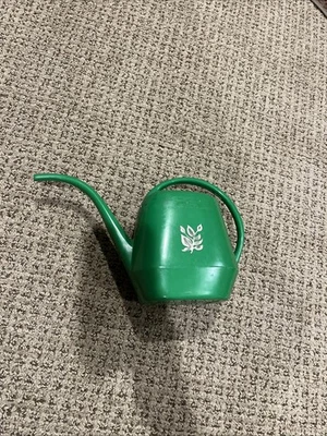 Regador de plástico verde vintage dos anos 70 folha de ouro bico estreito plantas Phillips 66 - Imagem 1 de 4