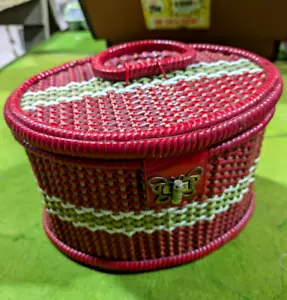 MID CENTURY VINTAGE SEWING BOX AND HABERDASHERY CONTENTS WOVEN PLASTIC CORD RED - Picture 1 of 8