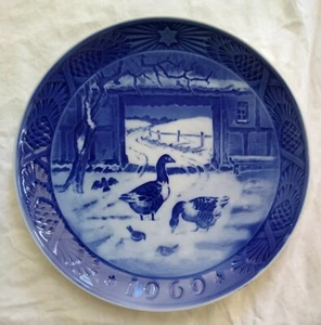 Plato de Navidad Royal Copenhagen 1969 Kai Lange en el antiguo patio de la granja - Imagen 1 de 2