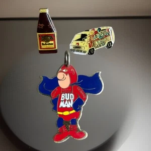 80er Bud Man Budweiser Superheld Schlüsselanhänger, selten Emaille Bud Man Van & Flaschennadeln - Bild 1 von 7