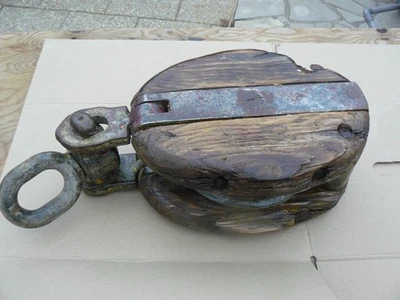 Ancienne Grosse Poulie De Bateau En Bois-fer et bronze - Photo 1/4