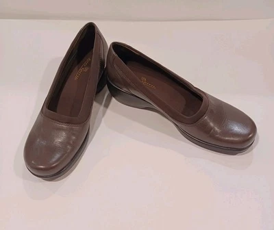 Womans Brown Leather Easy Spirit Slip On Shoes Quartets Size 9 Arch Support New - Image 1 of 4