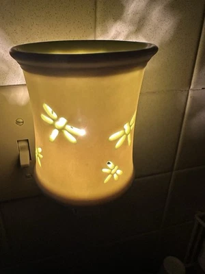 Calentador de cera enchufable de pared Scentsy Damisela luz nocturna dragón mosca verde blanco Foto 1 de 4