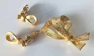 Vintage J.J. Textured Bright Gold-tone Ribbon Bow Brooch & Clip Earrings Set - Picture 1 of 9