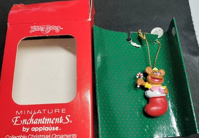 Miniatura Encantamientos Aplausos Muppet Bebé Fozzie Árbol de Navidad Adorno Foto 1 de 4