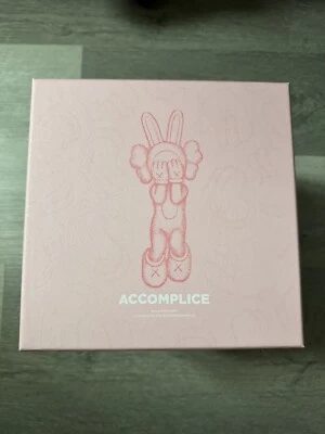 Peluche KAWS CÓMPLICE 2023 1321/2000 ROSA NUEVO EN CAJA Foto 1 de 4