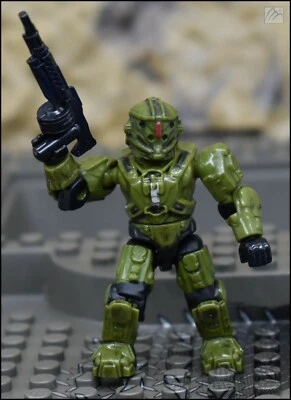 HALO MEGA BLOKS GREEN UNSC SPARTAN ENGINEER MINI FIGURE 97123 HORNET VS VAMPIRE - Image 1 of 4