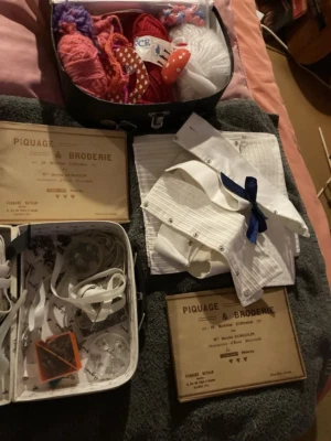 Lot Tres Important De Mercerie Boutons Rubans Dés a coudre... - Photo 1/4