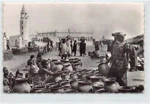 Chad - FORT-LAMY - Pottery sellers - In the background, the mosque - Publ. Print - Picture 1 of 2