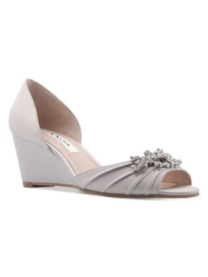 NINA 女式银色打褶 Emiko 圆头楔形懒人鞋 7.5 M — 第 1/4 张图片