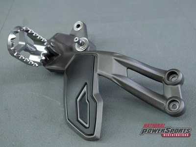 2018 - 2021 GENUINE TRIUMPH TIGER 1200 LEFT RIDER FOOTPEG ASSEMBLY Foto 1 de 4