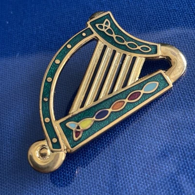 Broche irlandés con diseño de arpa chapado en oro de Tara - Esmaltado a mano HX1 Foto 1 de 4