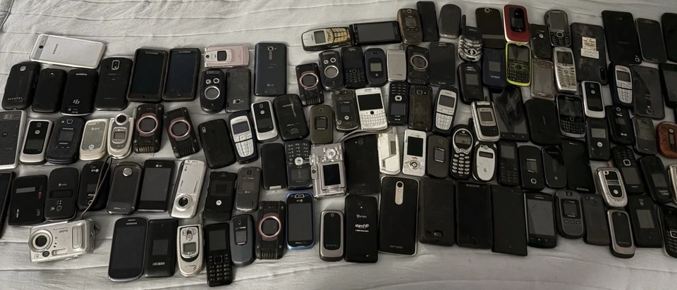 Lote de 100 teléfonos antiguos Foto 1 de 1