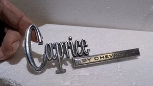 Chevy Caprice 1971 emblema de maletero original # 9835943 - Imagen 1 de 9