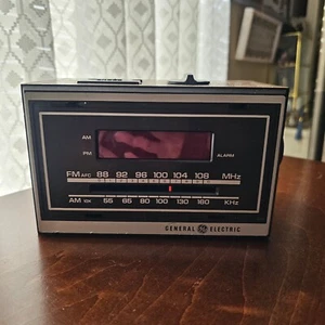 Vintage GE General Electric Alarm Clock Radio AM/FM Model 7-4620F Tested Works - Picture 1 of 7