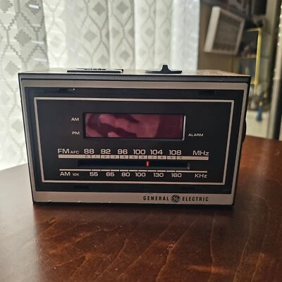 Vintage GE General Electric Alarm Clock Radio AM/FM Model 7-4620F Tested Works - Image 1 of 4
