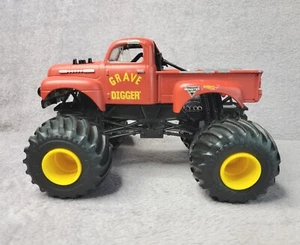 GRAVE DIGGER raro Monster Jam Truck 1/24 rosso pressofuso retrò ribelli - HOTWHEELS - Foto 1 di 12