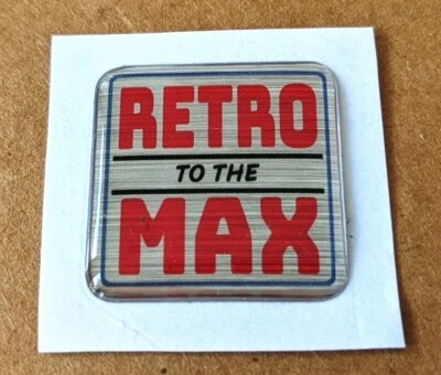 Nuevo RETRO To The MAX Estuche Cúpulado Insignia Plata Cepillada Diseño Personalizado 1x1" Adhesivo Foto 1 de 4