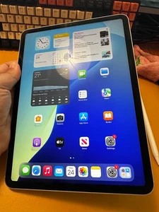 Apple iPad Pro 11 Inch 1st Gen 64GB WiFi + 4G - Silver - Picture 1 of 15