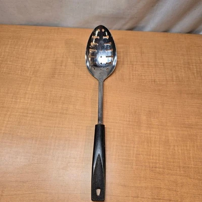 Cuchara ranurada cromada vintage EKCO EE. UU. mango de plástico negro Foto 1 de 4
