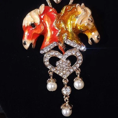 Collar Esmalte y Estrás Caballos Géminis Rojo y Amarillo Betsey Johnson Foto 1 de 4