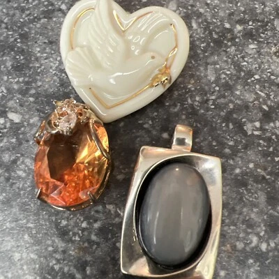 Alfiler de paloma en forma de corazón de porcelana Lenox detalles dorados + 2 colgantes Foto 1 de 4